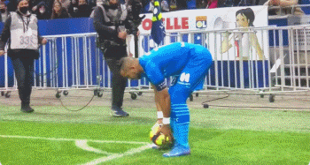 孙悦退役后与妻女定居美国，曾是NBA新星，早年受篮球启蒙，父母支持其篮球之路。