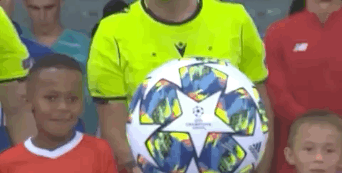 罗马因进攻乏力计划引中锋以提升欧冠竞争力。（进攻乏力，罗马拟引中锋增强欧冠竞争力）