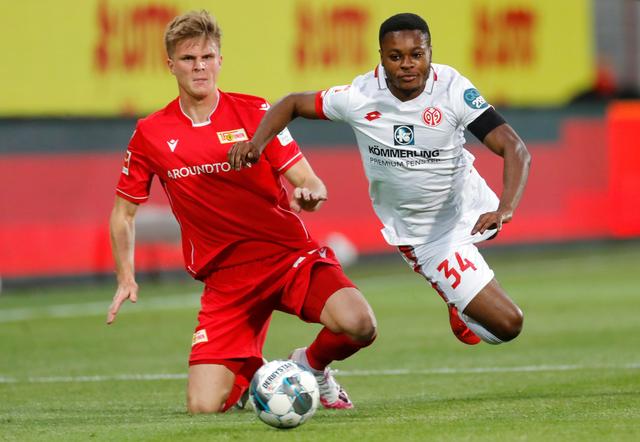 1-2！阿森纳遭读秒绝杀！曼城3-0大胜差2分，日本中场绝平利物浦