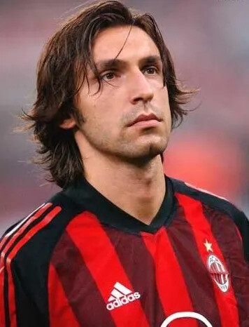 女子在冰面上奔跑拍照，突然冰面破裂女子坠入湖中！