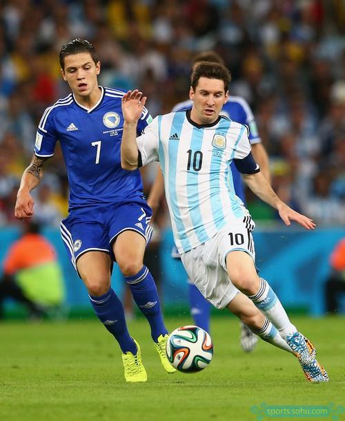 青训球员首次助攻完成精彩配合