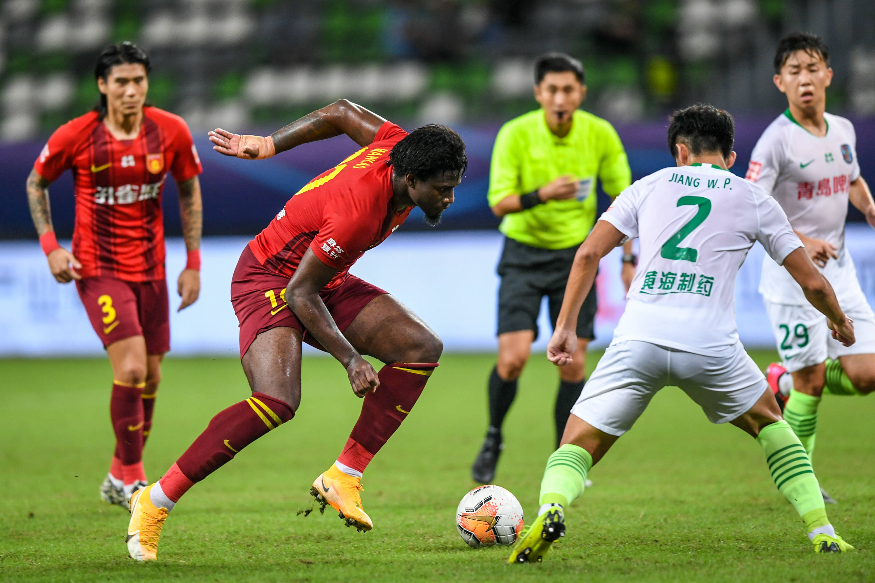 英超第15轮：B费2射1传姆伯莫芒特破门 曼联4-1狼队（英超第15轮：B费两射一传，姆伯莫与芒特破门，曼联4-1大胜狼队）